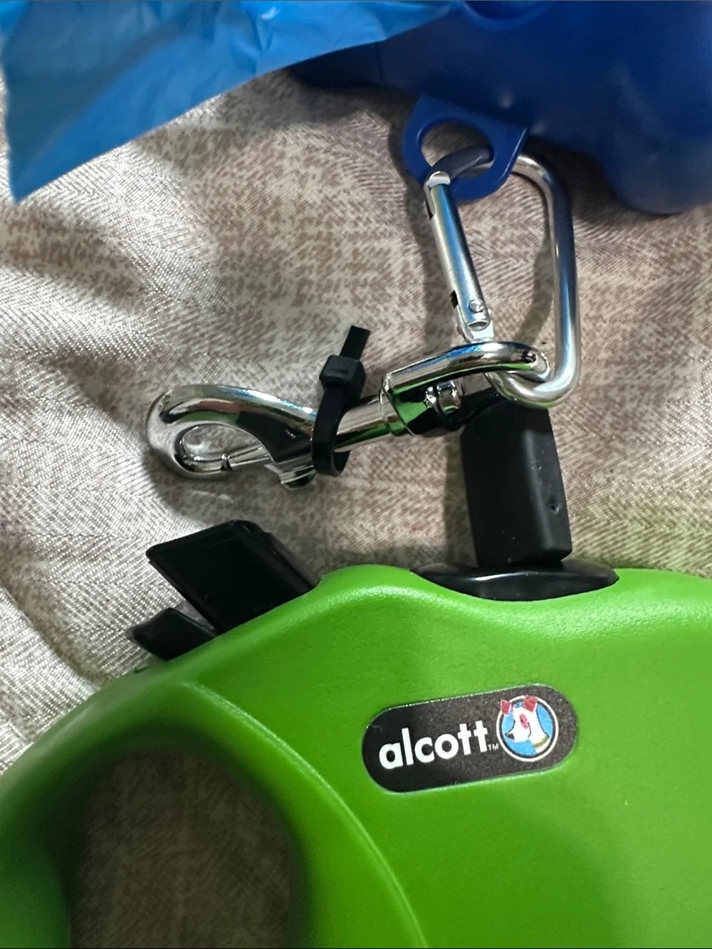Alcott Green Retractable Dog Leash with Blue Bone Bag Dispenser